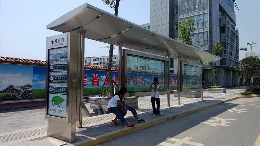 四川省瀘州市瀘縣不銹鋼公交站臺修建完成